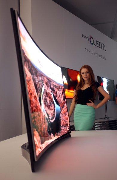Samsung показала первый в мире OLED-телевизор дугообразной формы Samsung показала первый в мире OLED-телевизор дугообразной формы